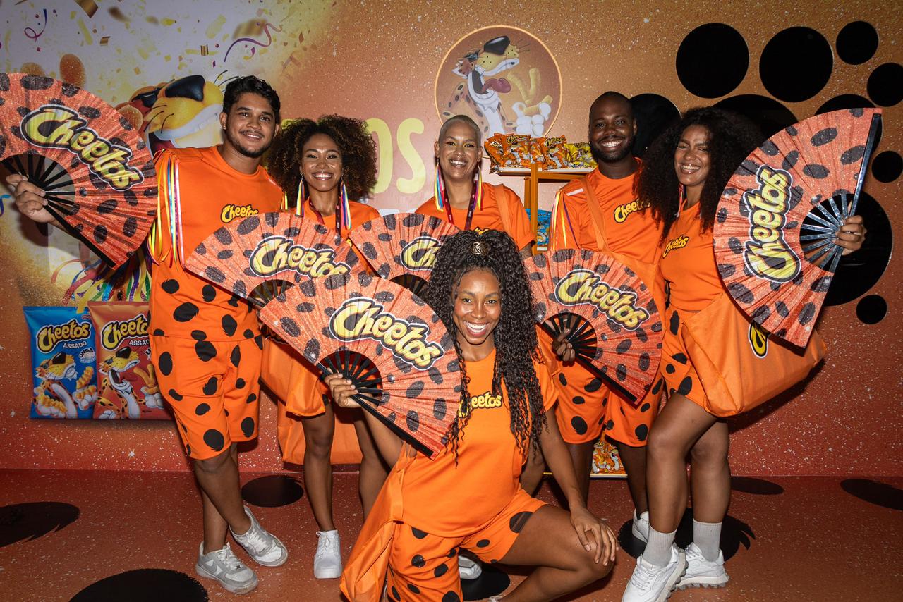 Cheetos ajuda a zerar perrengue do calor e transforma o leque em item desejado no Carnaval de Salvador