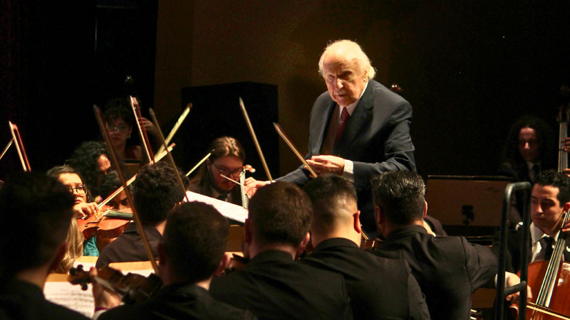 Isaac Karabtchevsky estreia no palco do Teatro Baccarelli com Orquestra Sinfônica Heliópolis