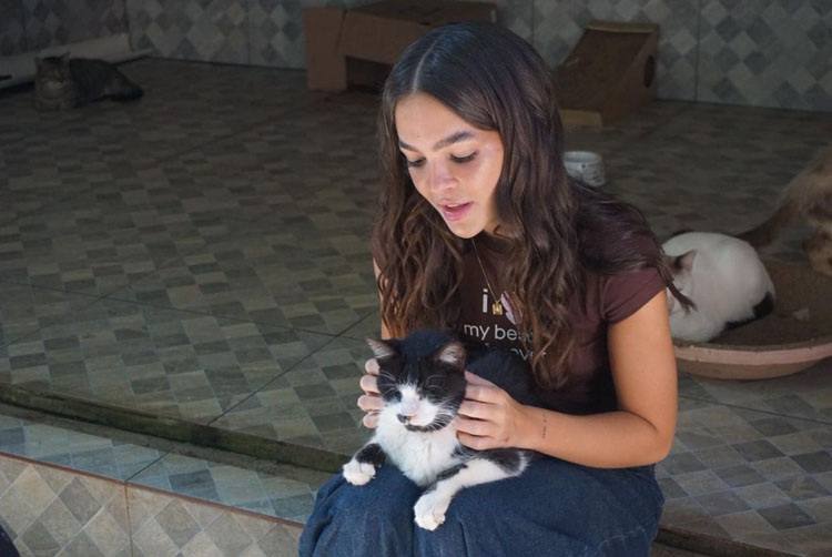 Mel Maia visita animais resgatados e incentiva a adoção