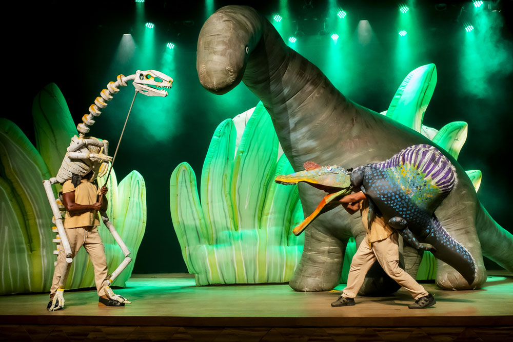 Dinossauros gigantes invadem teatro em Piracicaba